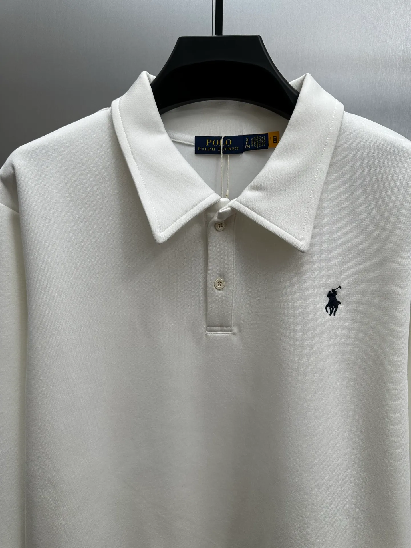 P260 Ralph Lauren/Ralph Lauren 2025 new lapel sweatshirt, classic pony logo embroidered Polo shirt, simple and versatile ~ super delicate and soft, close to the body without being tied. Perfectly reflects the brand's sense of superiority. The fabric is full of three-dimensionality, the loose fit is standard, comfortable to stretch, unrestricted in movement, and highly practical to wear. Classic and simple style, with pony embroidery pattern on the chest, imported machines, three-dimensional and full. Original Polo milk white buttons, taking into account warmth and cool lines. Whether worn alone or layered, you can create different styles of fashion with just one piece. The workmanship is exquisite and shipped from a major foreign trade factory. It is all done by master craftsmen with many years of experience. Everything is of high standards and requirements. All fabrics and accessories are original custom-made and of high quality. It perfectly embodies the brand's sense of superiority, is highly wearable, and is high-end and classy. Versatile and versatile!  Color: black, white, gray, brown, navy size: S M L XL